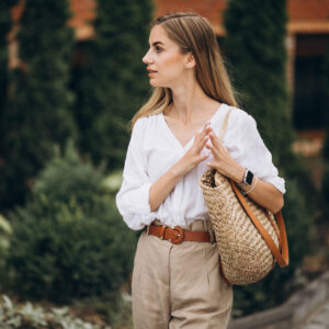 Blouse blanche vaporeuse en matières naturelles avec manches bouffantes