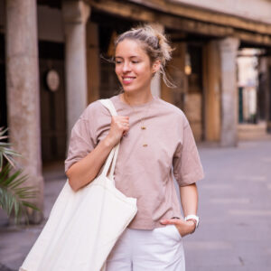 T-shirt oversize en coton biologique couleur sable porté par une femme en ville